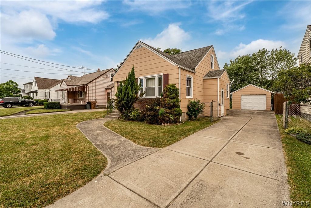 124 Park Edge Dr, Cheektowaga, NY 14225