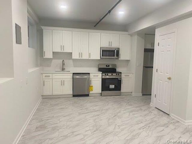 94 4th Avenue 105, Bay Shore, NY 11706