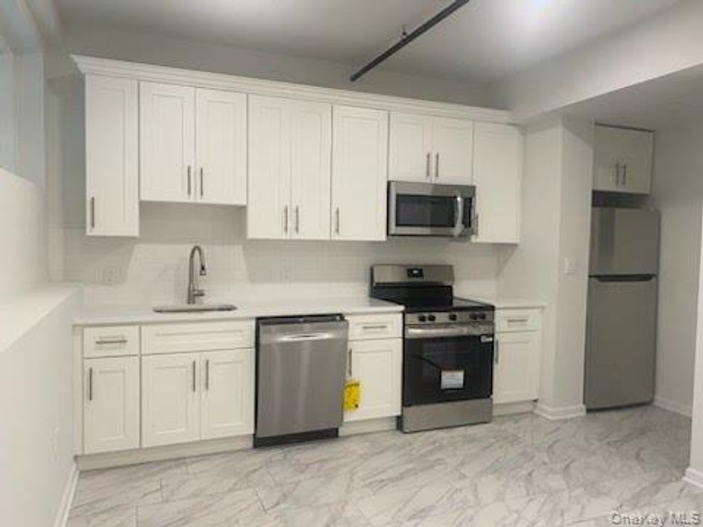 94 4th Avenue 105, Bay Shore, NY 11706