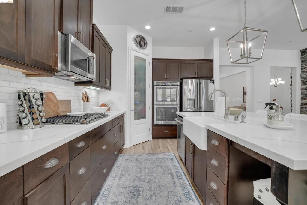 Image 11 of property listing at 412 Lakehead Ct, Discovery Bay, CA 94505