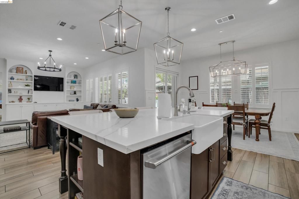 Image 12 of property listing at 412 Lakehead Ct, Discovery Bay, CA 94505
