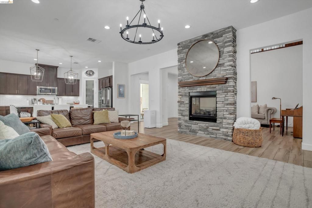 Image 14 of property listing at 412 Lakehead Ct, Discovery Bay, CA 94505
