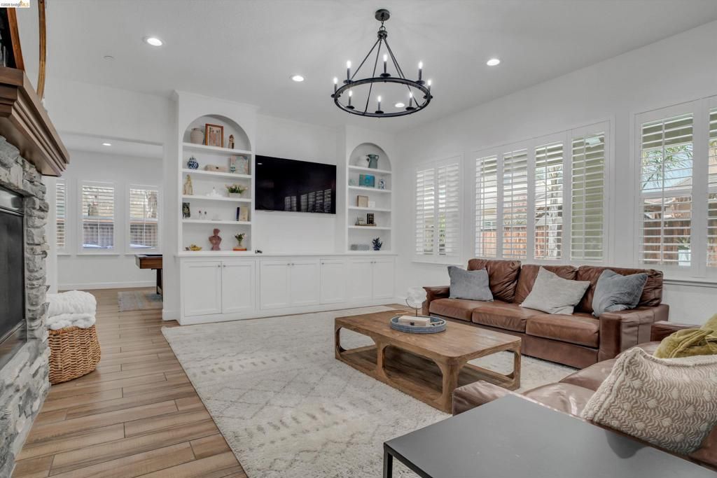 Image 15 of property listing at 412 Lakehead Ct, Discovery Bay, CA 94505