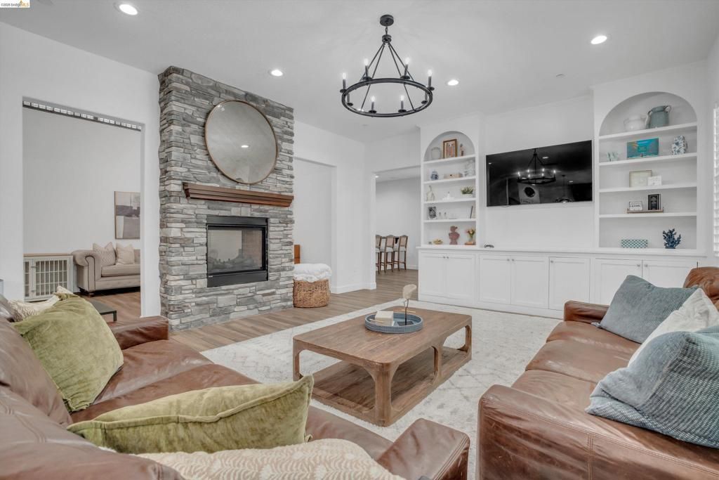 Image 16 of property listing at 412 Lakehead Ct, Discovery Bay, CA 94505