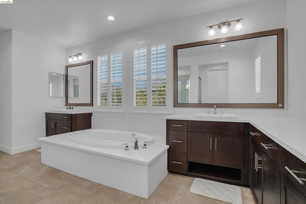 Image 27 of property listing at 412 Lakehead Ct, Discovery Bay, CA 94505