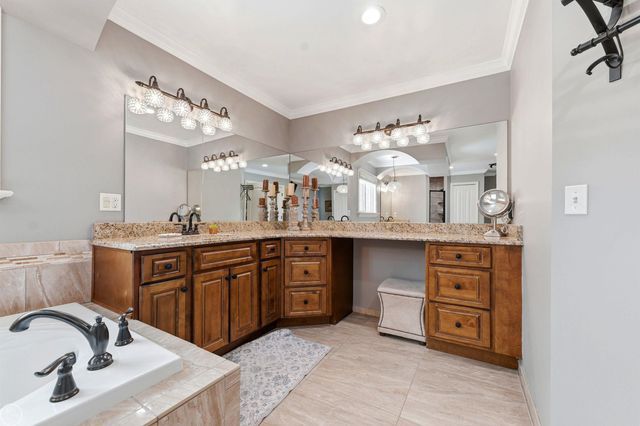 6024 HARBOR Court, Washington Twp, MI 48094
