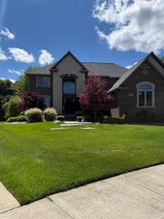 6024 HARBOR Court, Washington Twp, MI 48094