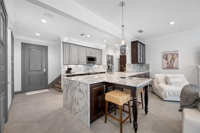 237 7TH AVENUE N 2, St Petersburg, FL 33701