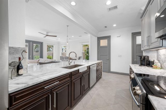 237 7TH AVENUE N 2, St Petersburg, FL 33701