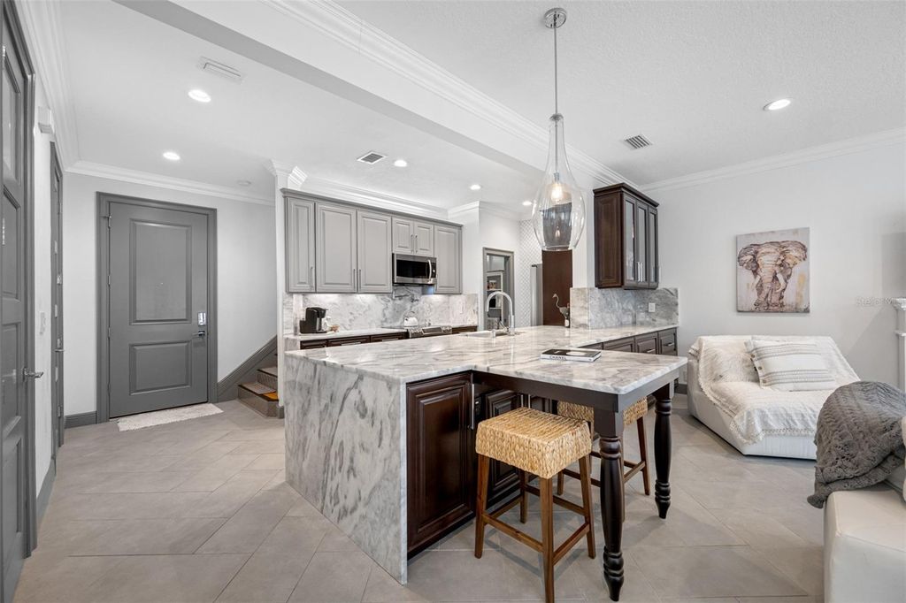 Image 12 of property listing at 237 7TH AVENUE N 2, St Petersburg, FL 33701