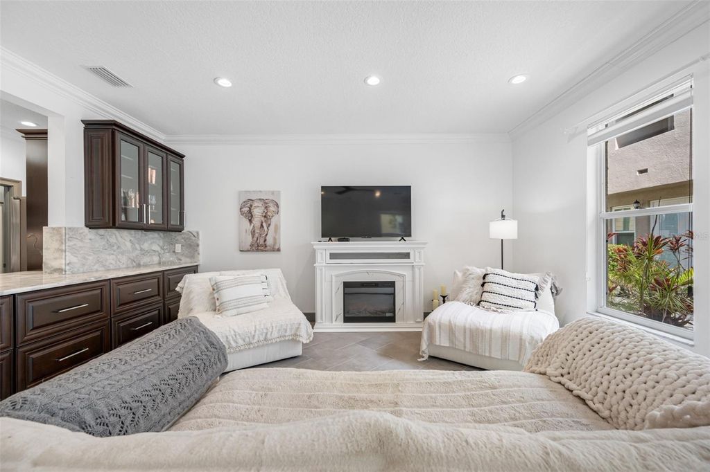 Image 13 of property listing at 237 7TH AVENUE N 2, St Petersburg, FL 33701