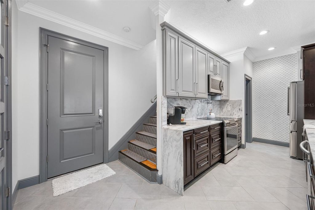 Image 4 of property listing at 237 7TH AVENUE N 2, St Petersburg, FL 33701