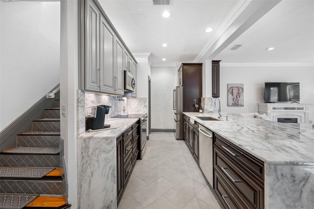 Image 5 of property listing at 237 7TH AVENUE N 2, St Petersburg, FL 33701