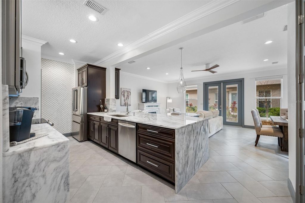 Image 6 of property listing at 237 7TH AVENUE N 2, St Petersburg, FL 33701