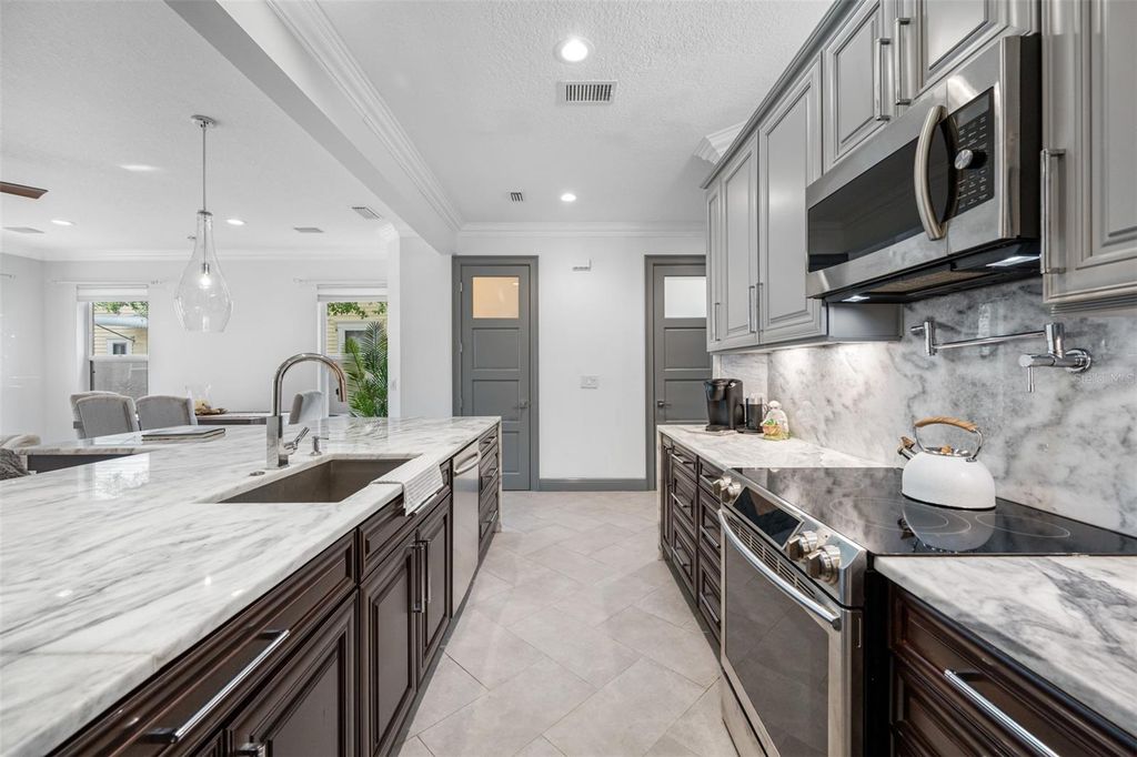 Image 7 of property listing at 237 7TH AVENUE N 2, St Petersburg, FL 33701