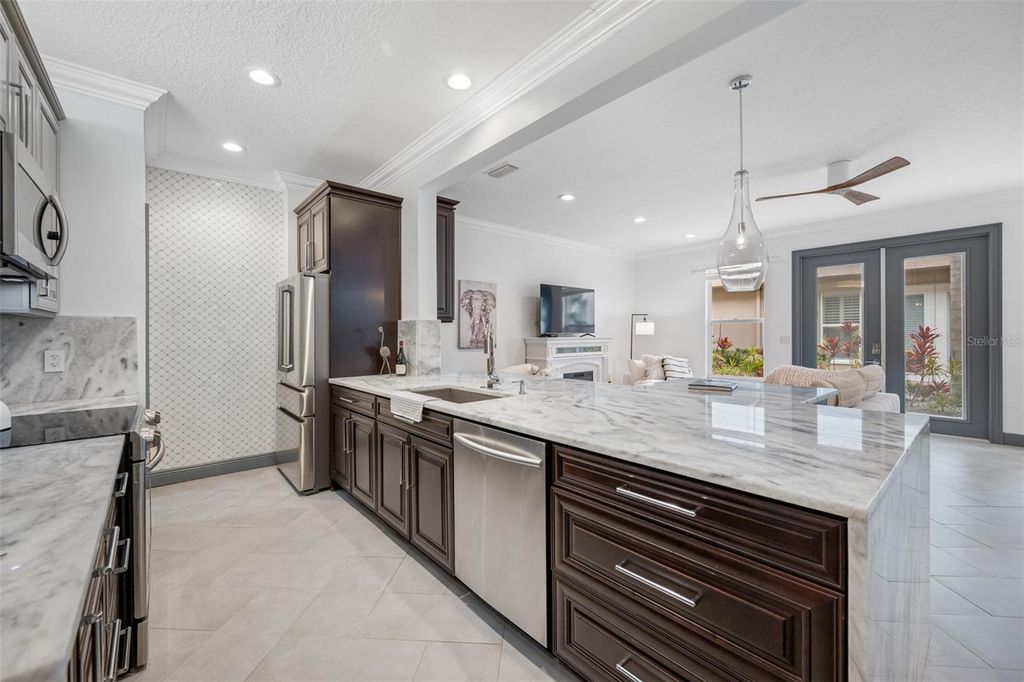 Image 8 of property listing at 237 7TH AVENUE N 2, St Petersburg, FL 33701