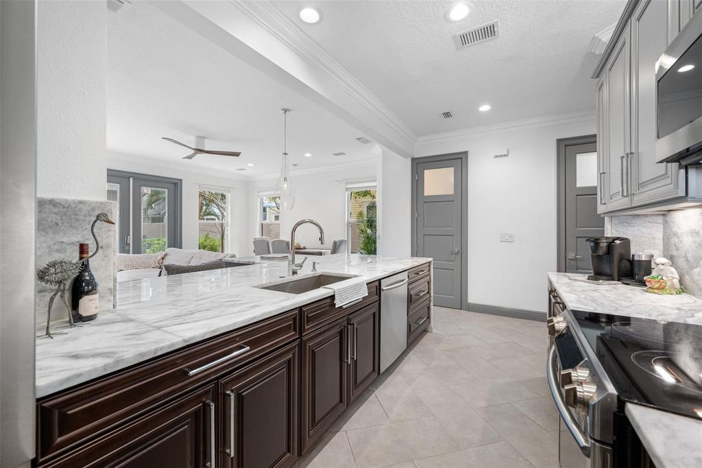 Image 9 of property listing at 237 7TH AVENUE N 2, St Petersburg, FL 33701