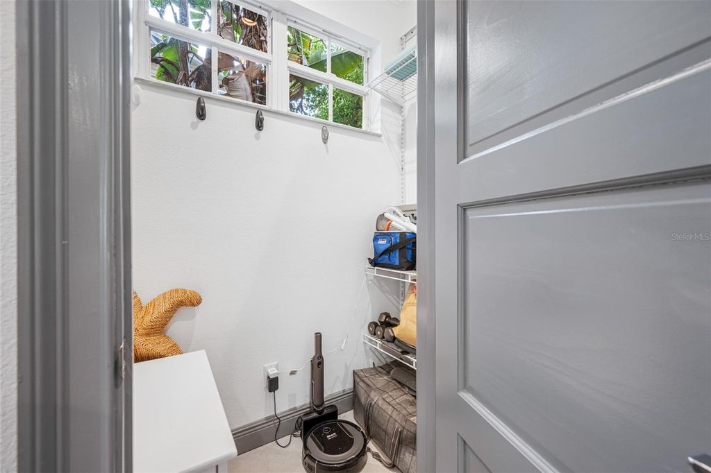 Image 10 of property listing at 237 7TH AVENUE N 2, St Petersburg, FL 33701