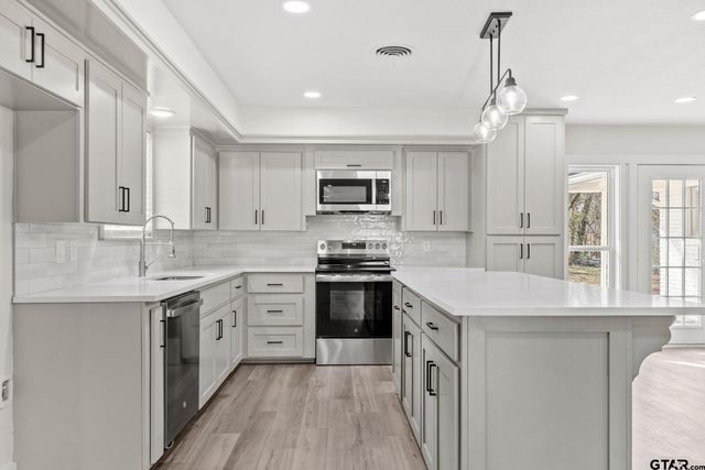 1106 S Williams Ave, Mount Pleasant, TX 75455