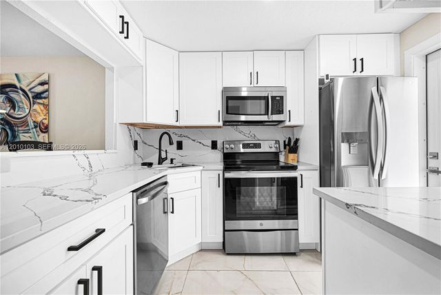 400 SE 10th St 105, Deerfield Beach, FL 33441