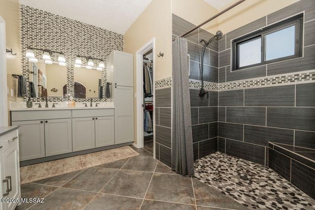 9301 N Moon View Place, Tucson, AZ 85742