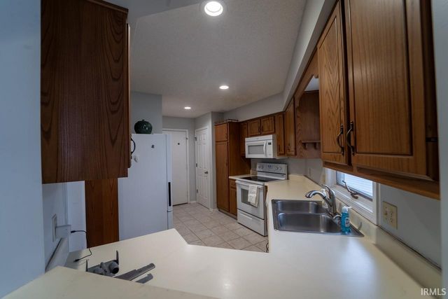 2908 Wood Knoll Lane, Fort Wayne, IN 46804