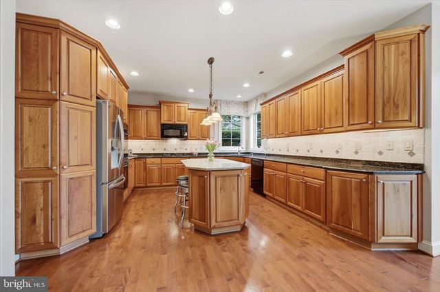 16 CHESTNUT LN, North Wales, PA 19454