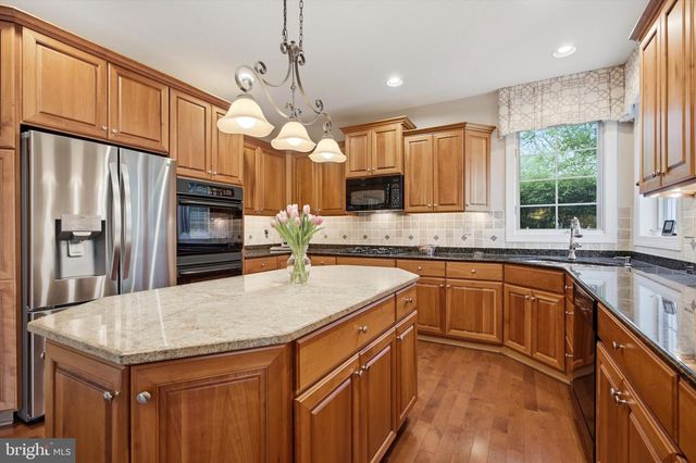 16 CHESTNUT LN, North Wales, PA 19454