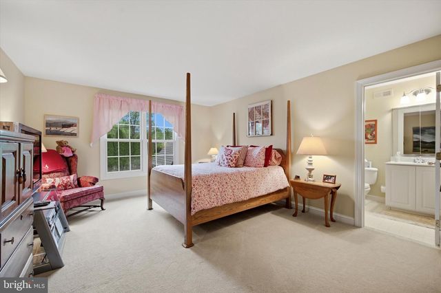 16 CHESTNUT LN, North Wales, PA 19454