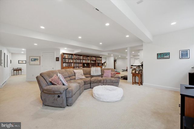 16 CHESTNUT LN, North Wales, PA 19454