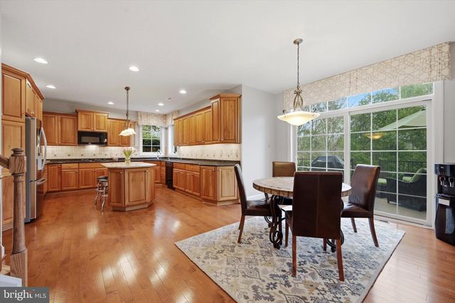 16 CHESTNUT LN, North Wales, PA 19454