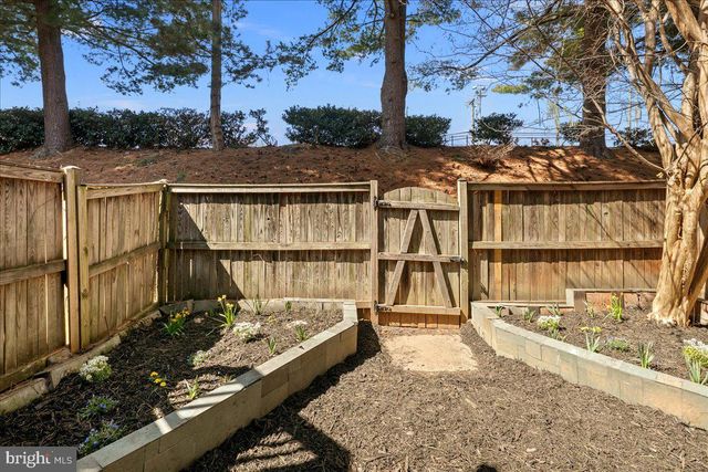 2872 SUTTON OAKS LN, Vienna, VA 22181