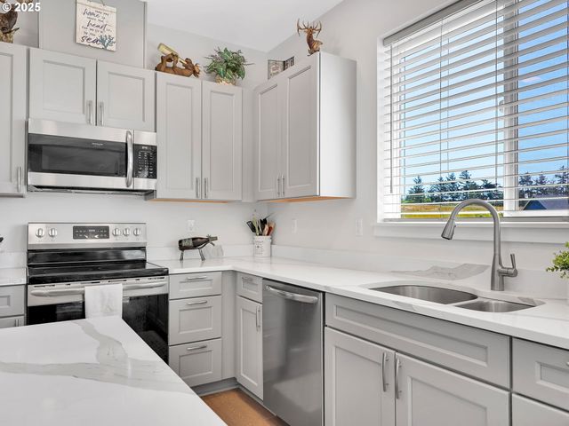 33455 BING Ln, Warrenton, OR 97146