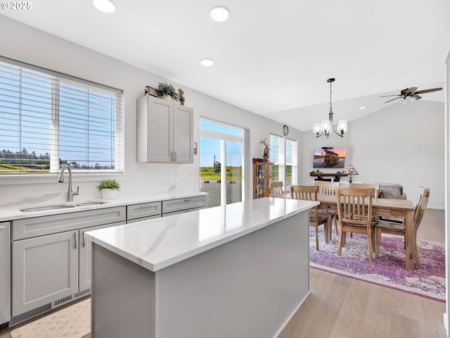 33455 BING Ln, Warrenton, OR 97146