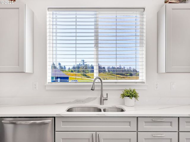 33455 BING Ln, Warrenton, OR 97146