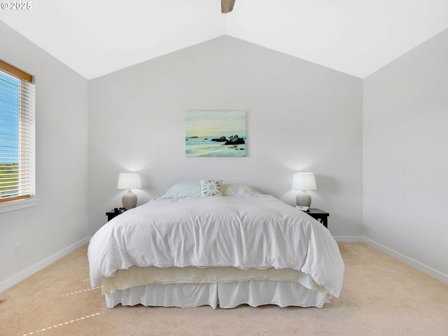 33455 BING Ln, Warrenton, OR 97146