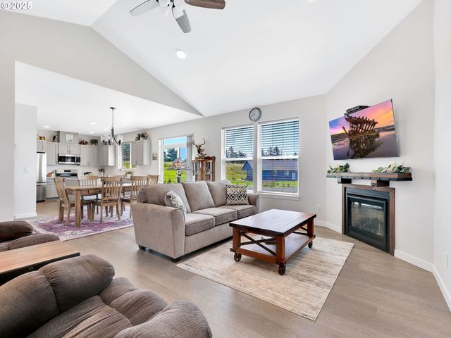 33455 BING Ln, Warrenton, OR 97146