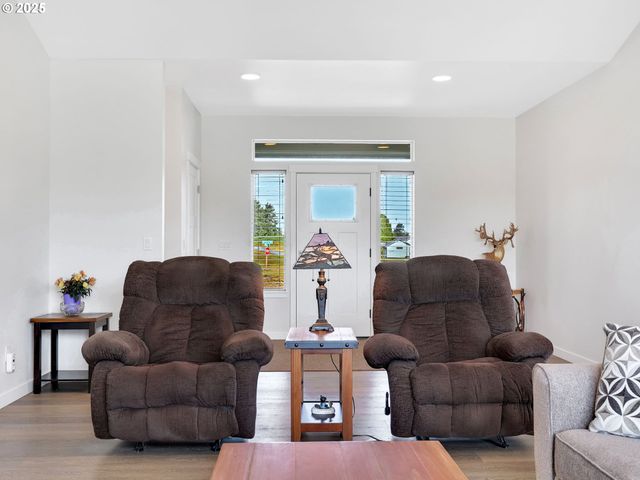 33455 BING Ln, Warrenton, OR 97146