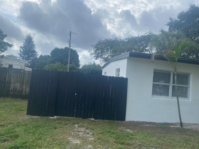 170 Loquate Tree Drive, Lake Worth, FL 33462