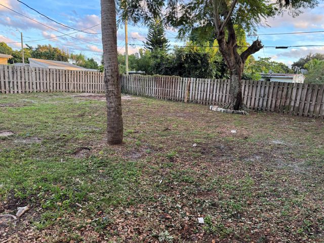 170 Loquate Tree Drive, Lake Worth, FL 33462