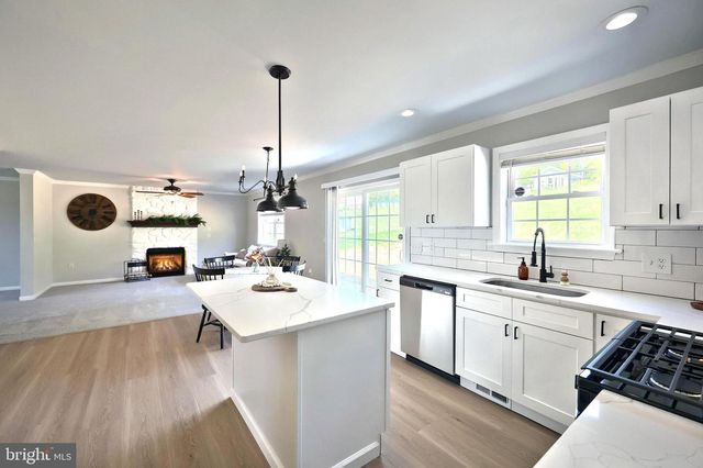 530 SILVER MAPLE CT, Mount Wolf, PA 17347