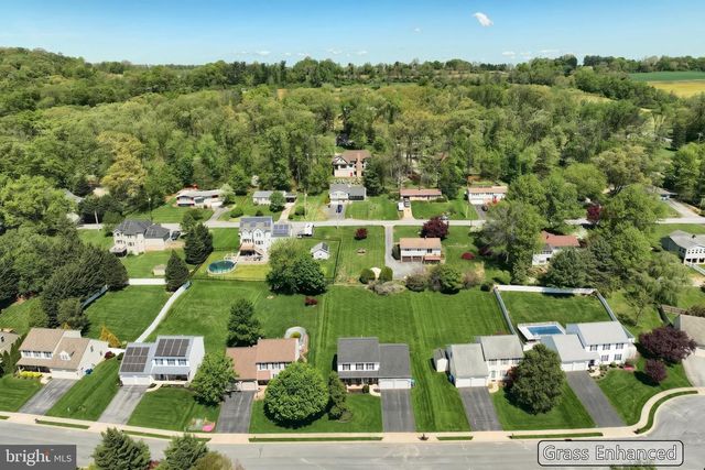 530 SILVER MAPLE CT, Mount Wolf, PA 17347