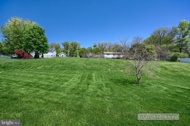 530 SILVER MAPLE CT, Mount Wolf, PA 17347