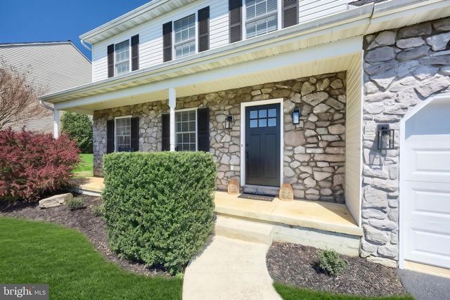 530 SILVER MAPLE CT, Mount Wolf, PA 17347