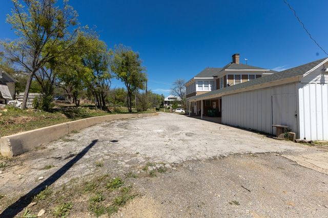 1115 Austin St, Coleman, TX 76834