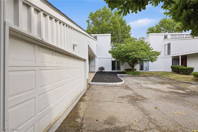 13 Sutton Place, Shaker Heights, OH 44120