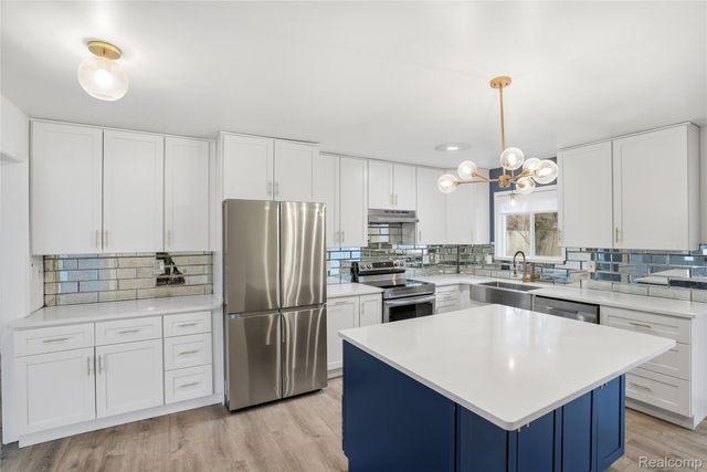 2707 Pine Ridge Road, West Bloomfield Charter Township, MI 48324