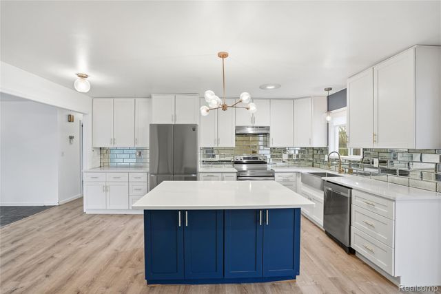 2707 Pine Ridge Road, West Bloomfield Charter Township, MI 48324