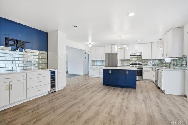 2707 Pine Ridge Road, West Bloomfield Charter Township, MI 48324