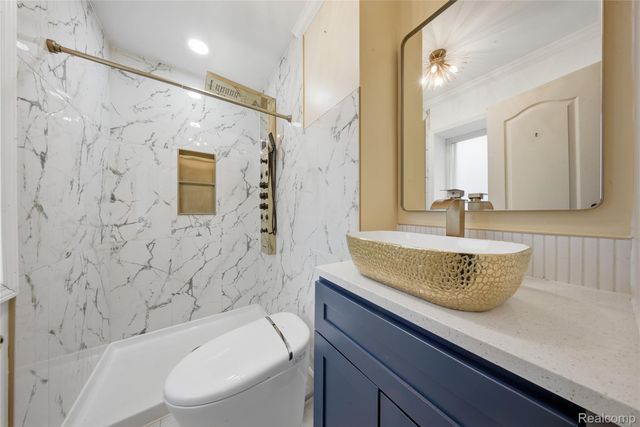 2707 Pine Ridge Road, West Bloomfield Charter Township, MI 48324